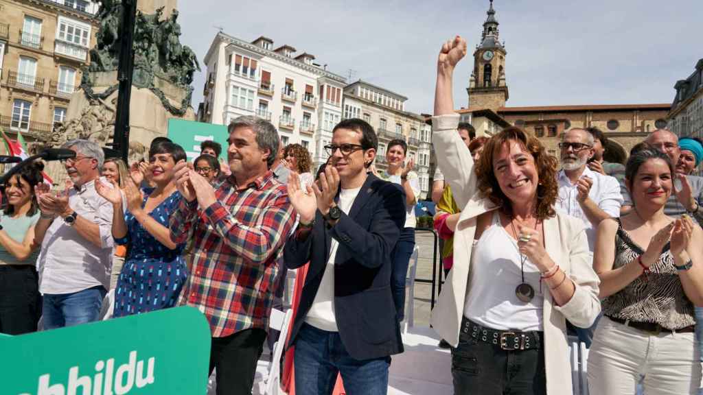 El candidato de EH Bildu a Lehendakari Pello Otxandiano participa en un acto electoral este domingo en Vitoria. EFE / L. Rico