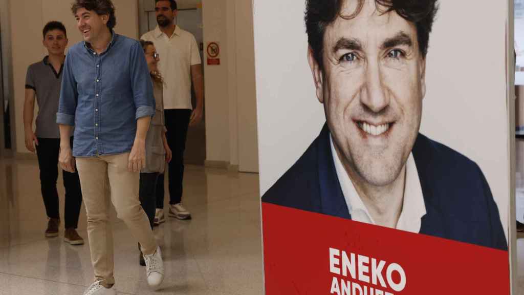 El candidato socialista a lehendakari para las próximas elecciones vascas del 21 de abril, Eneko Andueza (i), y el secretario general de las Juventudes Socialistas, Víctor Camino, han participado este domingo en Bilbao en un acto de campaña del PSE-EE/ EFE/ Miguel Toña