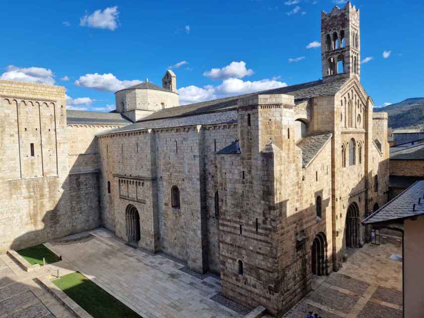 La única catedral del románico íntegro catalán tiene en su interior un claustro de 51 capiteles, lo que añade interés al conjunto catedralicio / A. VIRI