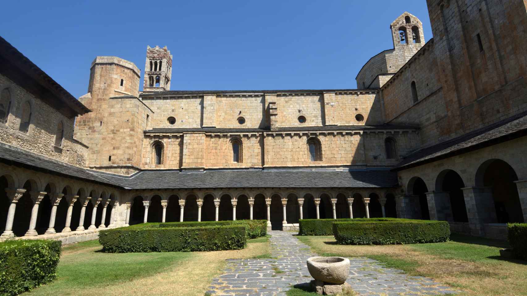 Claustro de la Catedral de Santa María en La Seu dUrgell / A. VIRI