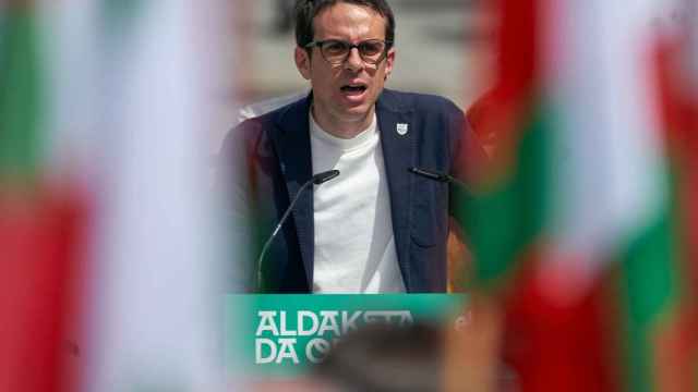 El candidato de EH Bildu a Lehendakari Pello Otxandiano participa en un acto electoral este domingo en Vitoria / L. Rico - EFE