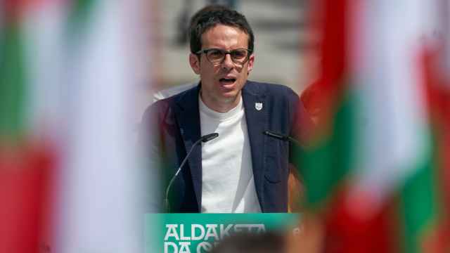 El candidato de EH Bildu a Lehendakari Pello Otxandiano participa en un acto electoral este domingo en Vitoria / L. Rico - EFE