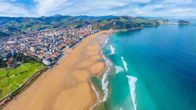 Vista aérea del pueblo costero con los acantilados más bonitos de Euskadi.
