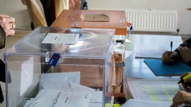 Unas urnas en un colegio electoral español durante el día de las elecciones.