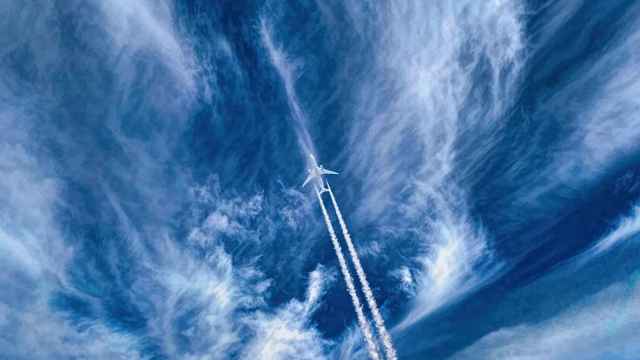 Un avión a reacción surca el cielo