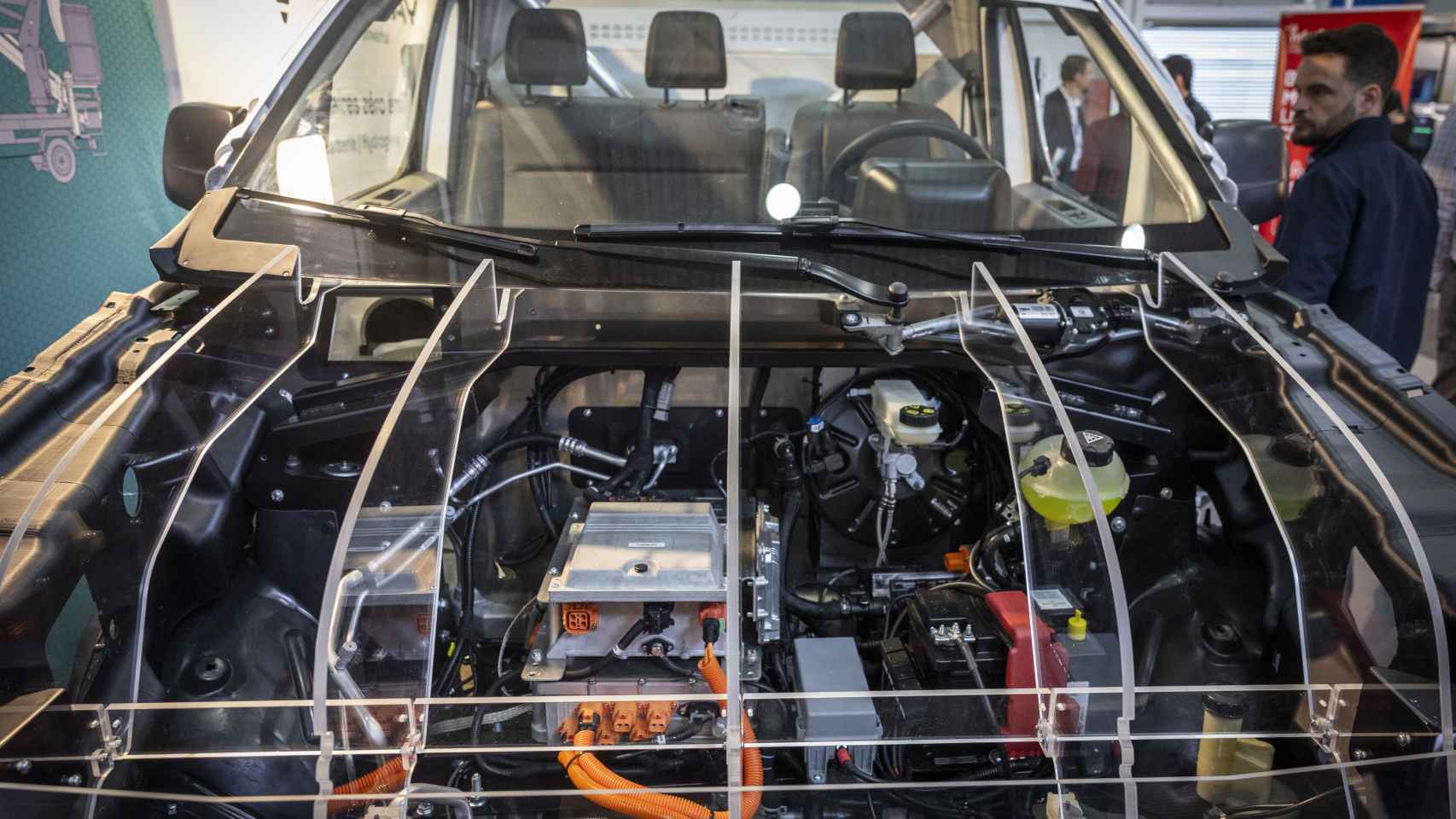 Un hombre observa un motor eléctrico este miércoles durante la inauguración de la feria Mubil Mobility Expo