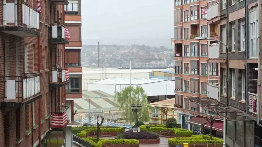 Vista del Puerto de Bilbao desde el barrio de Mamariga, en Santurtzi