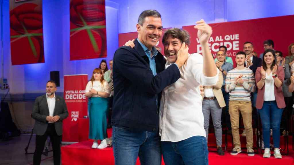 El presidente del Gobierno y secretario general del PSOE, Pedro Sánchez, abraza al candidato del PSE-EE a lehendakari, Eneko Andueza, durante un acto de campaña / PSE-EE