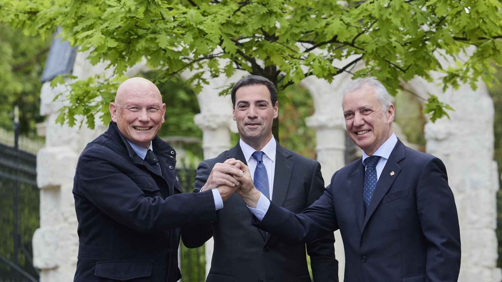 El candidato a lehendakari del PNV, Imanol Pradales, ha sido arropado este jueves por los lehendakaris Juan José Ibarretxe e Iñigo Urkullu / EAJ-PNV