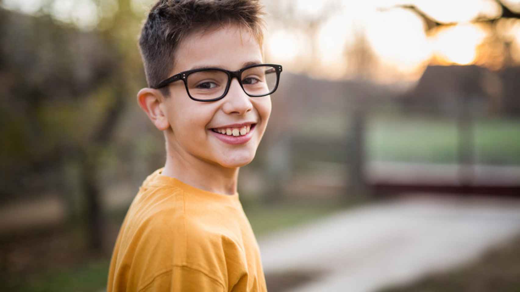 Un niño sonríe ante la cámara.