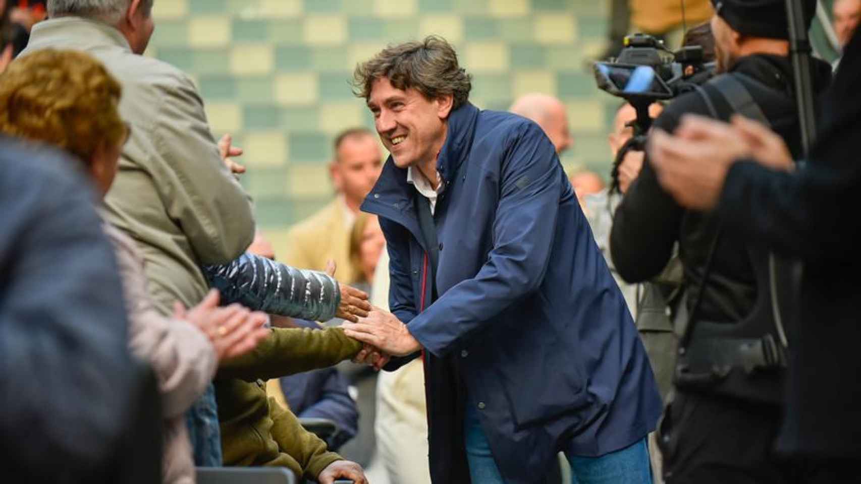 El secretario general de PSE-EE y candidato del partido a lehendakari, Eneko Andueza, durante un acto político, en Errebal Plazia, a 18 de abril de 2024, en Eibar.