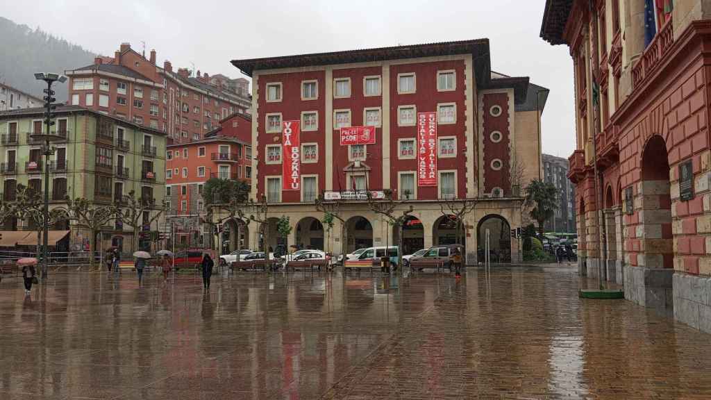 La sede del Partido Socialista, ubicada a escasos metros del Ayuntamiento de Eibar.