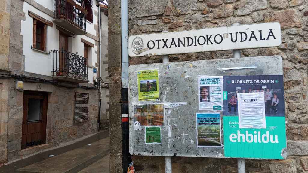 El tablón de anuncios de Otxandio, con la cartel de EH Bildu.