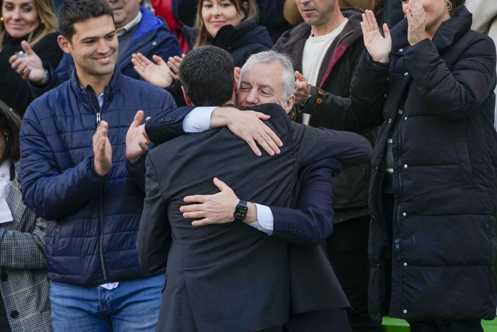 Joseba Díez Antxustegi junto al actual lehendakari, Iñigo Urkullu, y el candidato jeltzale, Imanol Pradales  / ADRIÁN RUIZ HIERRO - EFE