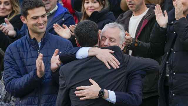 Imanol Pradales se abraza con Iñigo Urkullu en presencia de Joseba Díez Antxustegi, candidato del PNV por Álava  / ADRIÁN RUIZ HIERRO - EFE
