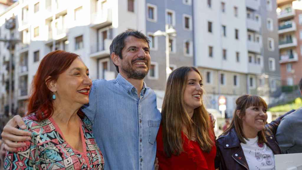 El ministro de Cultura, Ernesto Urtasun (2i) y la candidata a lehendakari, Alba García (2d), entre otros asistentes, durante el acto de cierre de la campaña electoral de Sumar, este viernes en la Plaza de la Enarnación de Bilbao. EFE/ Luis Tejido