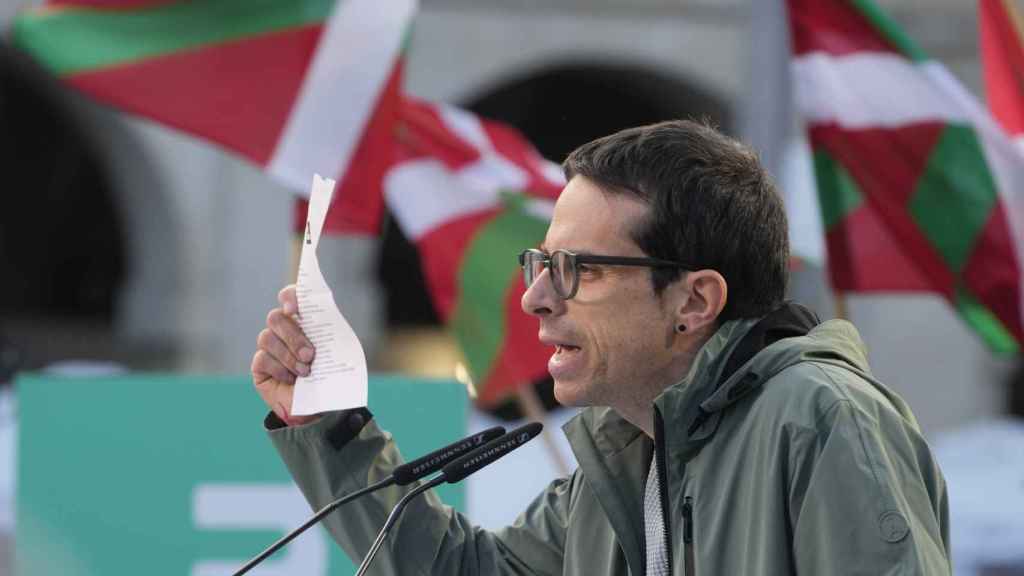 El candidato de Bildu Pello Otxandiano interviene durante un acto de campaña para las elecciones vascas celebrado en Vitoria. EFE/ADRIAN RUIZ HIERRO