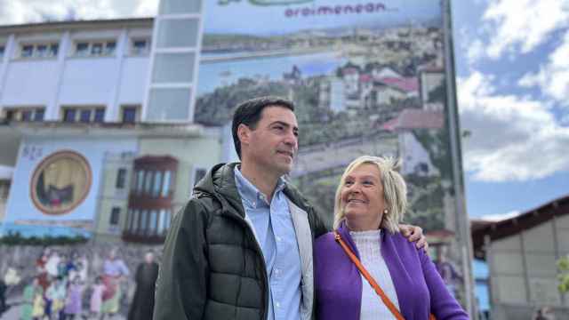 Imanol Pradales junto a su madre en Santurtzi.