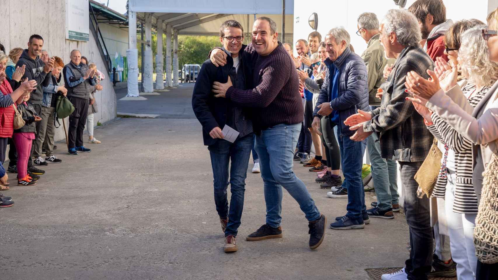 El candidato de EH Bildu a lehendakari, Pello Otxandiano, acude a ejercer su derecho a voto en las elecciones autonómicas vascas, en el Colegio Público Otxandio.