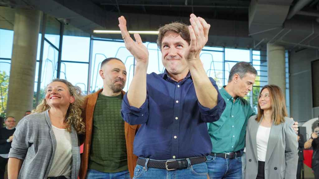 El candidato a lehendakari por el PSE-EE, Eneko Andueza, durante el acto de cierre de campaña del partido, en el Palacio Euskalduna de Bilbao.