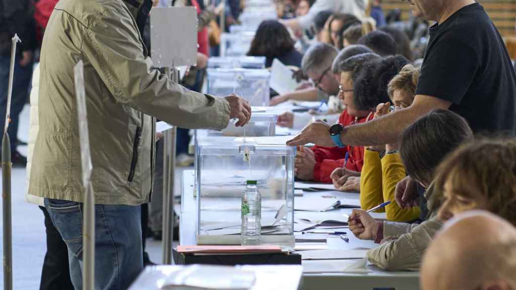 Varias personas ejercen su derecho al voto en el centro cívico de Iparralde durante las elecciones al Parlamento Vasco