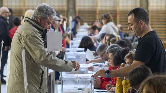 Varias personas ejercen su derecho al voto en el centro cívico de Iparralde durante las elecciones al Parlamento vasco