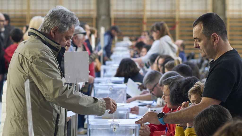 Varias personas ejercen su derecho al voto en el centro cívico de Iparralde durante las elecciones al Parlamento Vasco