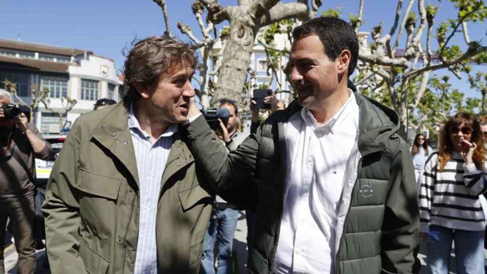 Eneko Andueza e Imanol Pradales, en el mercado de Portugalete durante la jornada de reflexión / EFE