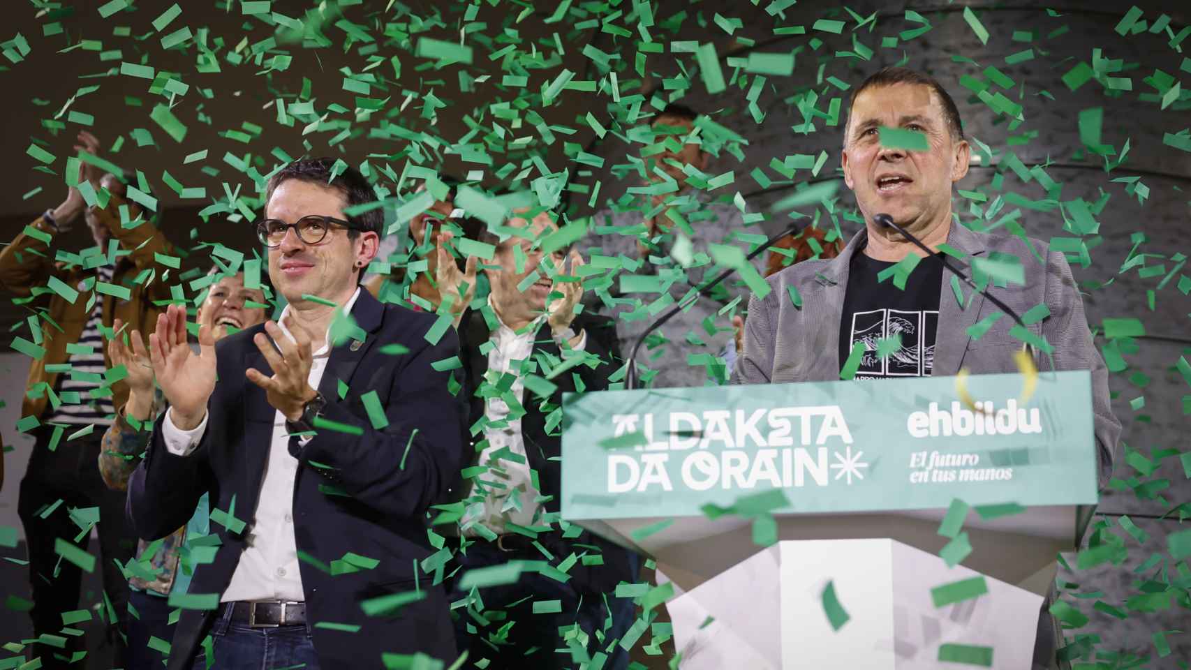 El candidato de EH Bildu a las elecciones en el País Vasco, Pello Otxandiano, y el Coordinador General del partido, Arnaldo Otegi, celebran los resultados / Miguel Toña - EFE