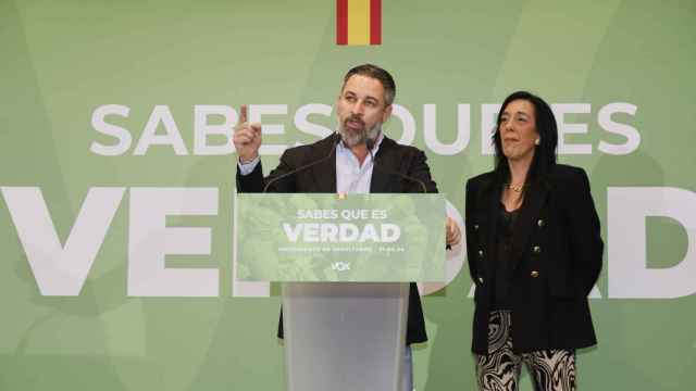 La candidata a lehendakari por Vox, Amaia Martínez, y el presidente del partido Santiago Abascal / JAVIER MARTÍN - EFE