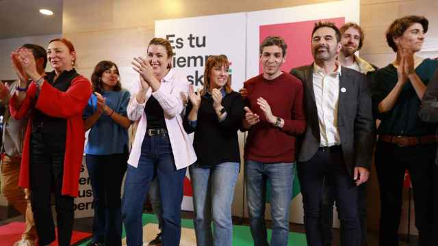 La candidata a lehendakari por Sumar, Alba García, junto a otros miembros de la coalición, celebrando su entrada el Parlamento Vasco / EFE - SUMAR