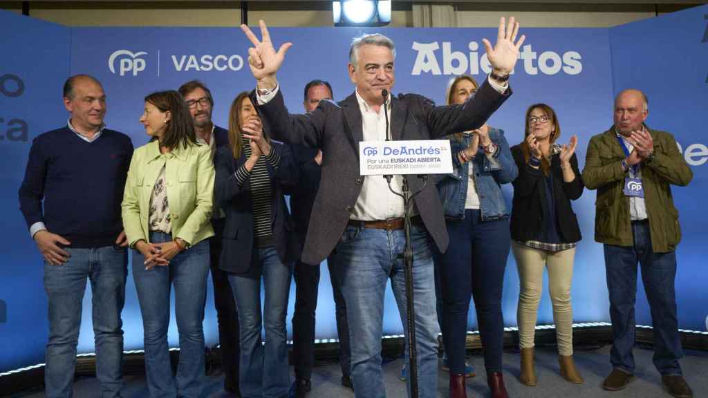 El candidato a Lehendakari por el PP, Javier de Andrés, durante su intervención para dar la valoración de los siete escaños que han sacado en el Parlamento Vasco / Adrián Ruíz Hierro - EFE