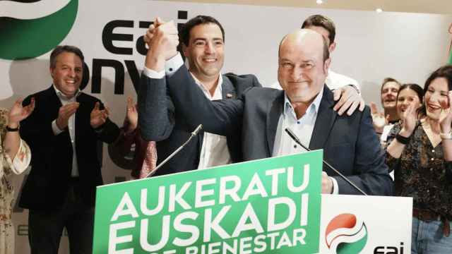 Imanol Pradales y Andoni Ortuzar tras conocer la victoria del PNV en las elecciones autonómicas / EP