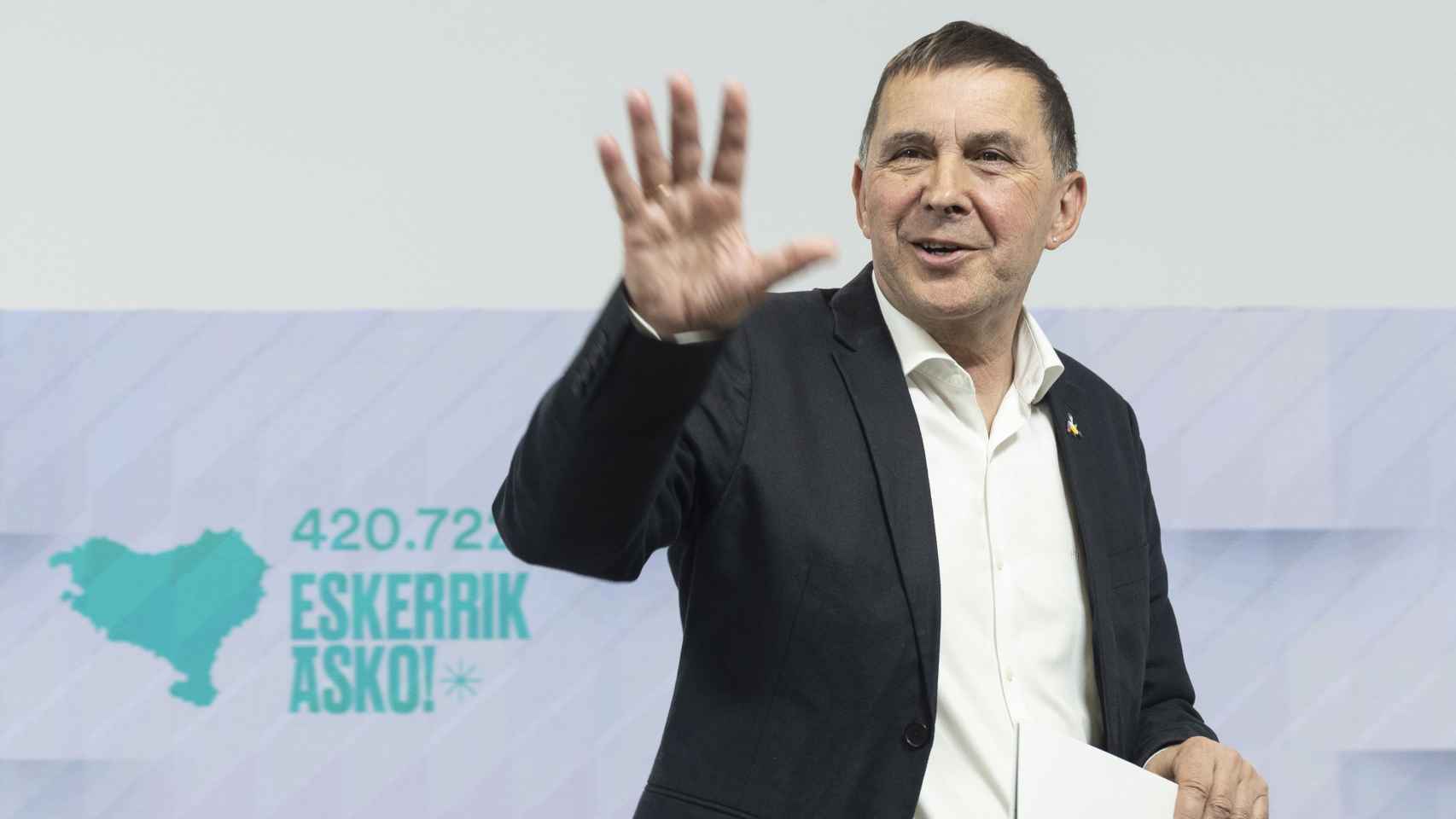 El coordinador general de EH Bildu, Arnaldo Otegi, analiza los resultados de las elecciones autonómicas del 21 de abril / Javier Etxezarreta - EFE