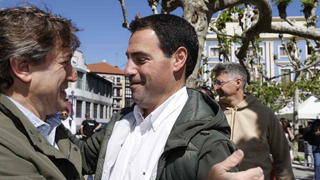 Los candidatos de PNV, Imanol Pradales, y del PSOE, Eneko Andueza, se saludan durante la jornada de reflexión previa a las elecciones / Luis Tejido - EFE