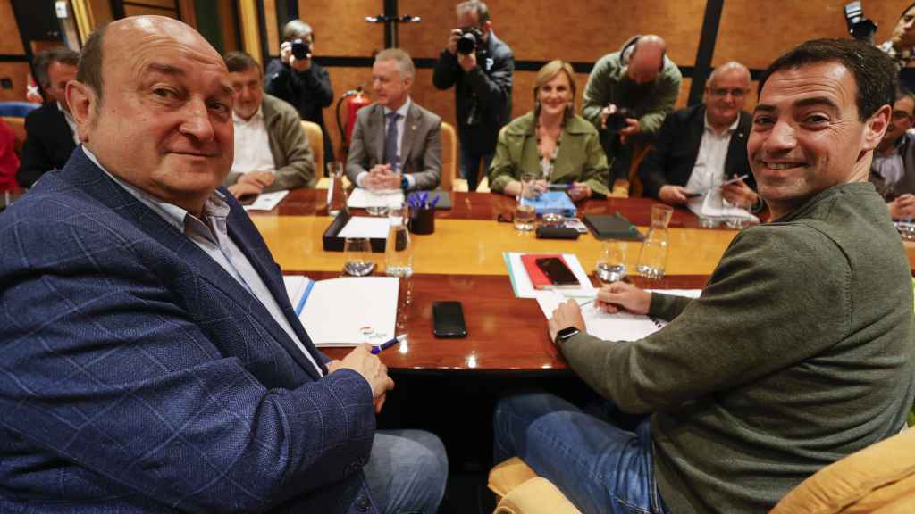 El presidente del PNV Andoni Ortuzar, junto al candidato a Lehendakari y ganador de los comicios vascos Imano Pradales, en la reunión de la Ejecutiva del PNV para analizar los resultados de las elecciones / Luis Tejido - EFE
