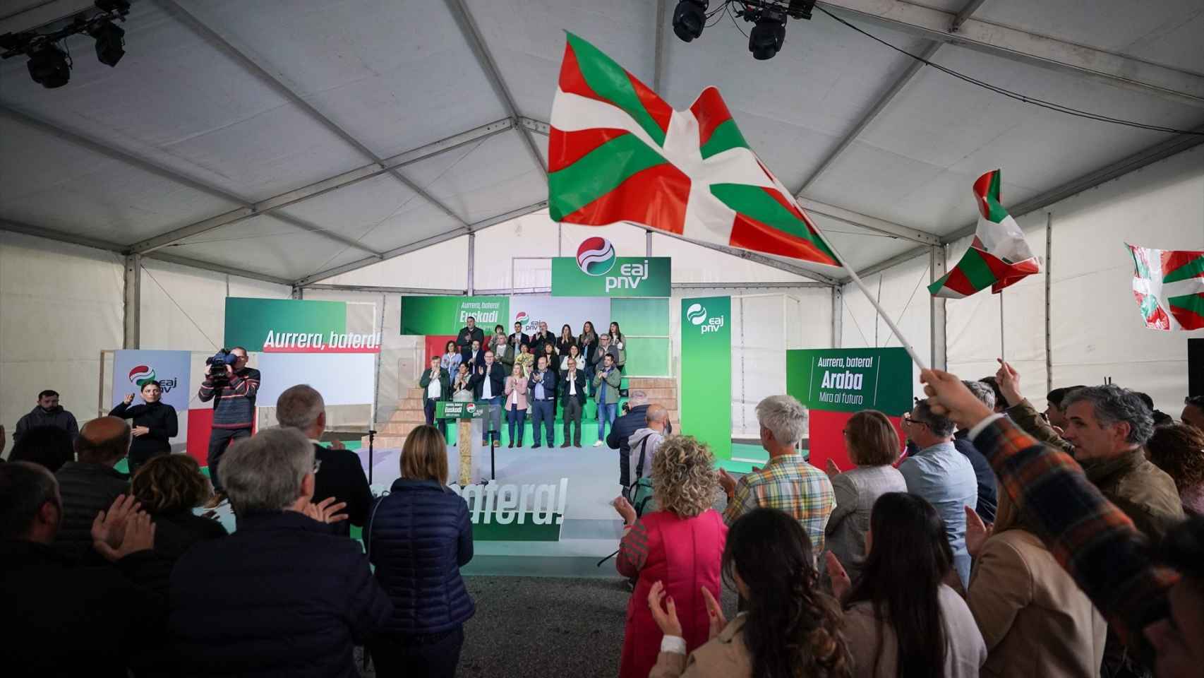 Candidatos a las elecciones del 28M durante un acto electoral en la plaza Alberto Acero de Llodio, a 13 de mayo de 2023.