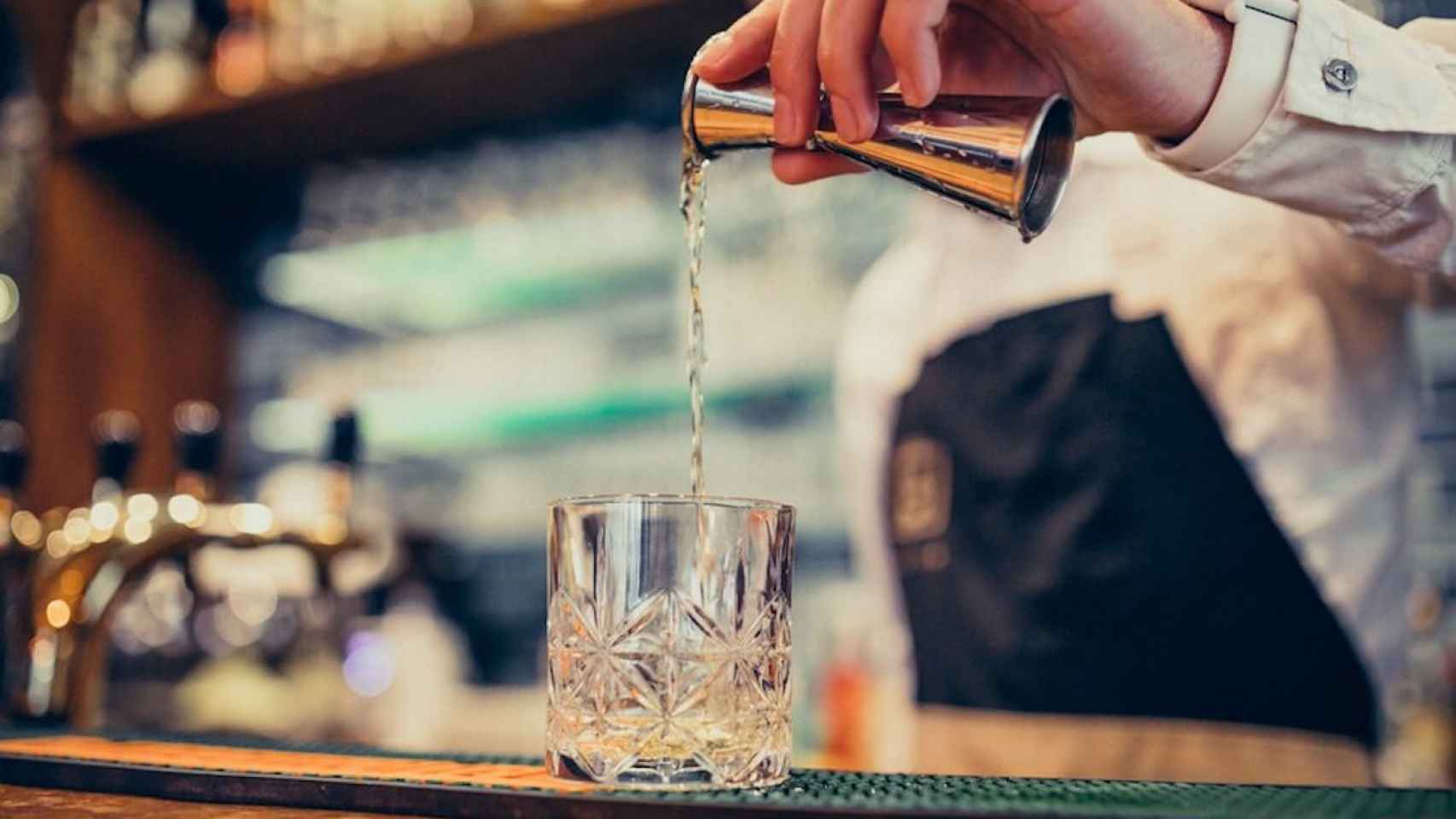 Un barman prepara un cóctel con vodka