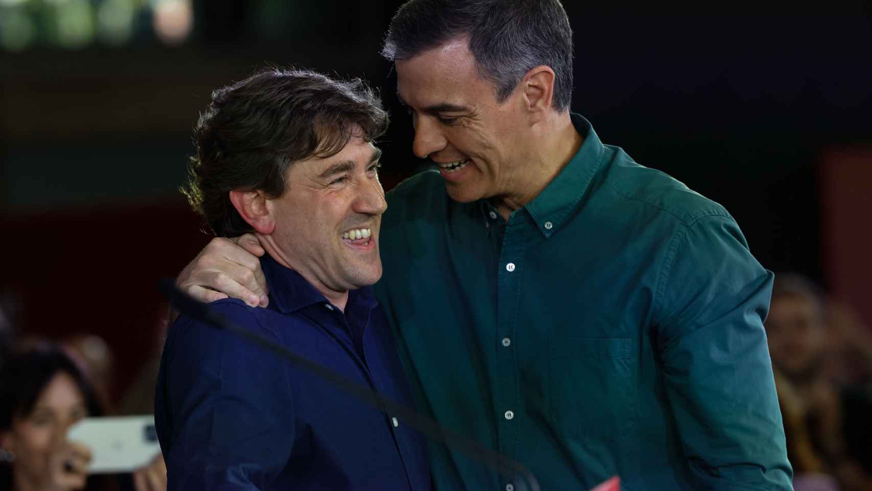 El presidente del Gobierno, Pedro Sánchez (d) y el candidato socialista a lehendakari, Eneko Andueza durante el acto de cierre de campaña del PSOE-PSE de cara a las elecciones vascas, este viernes en Bilbao / EFE