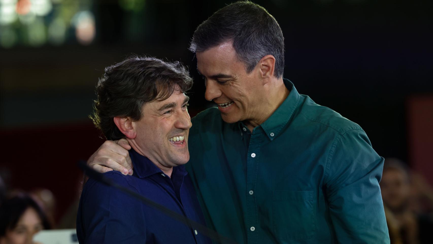 El presidente del Gobierno, Pedro Sánchez (d) y el candidato socialista a lehendakari, Eneko Andueza durante el acto de cierre de campaña del PSOE-PSE de cara a las elecciones vascas, este viernes en Bilbao / EFE