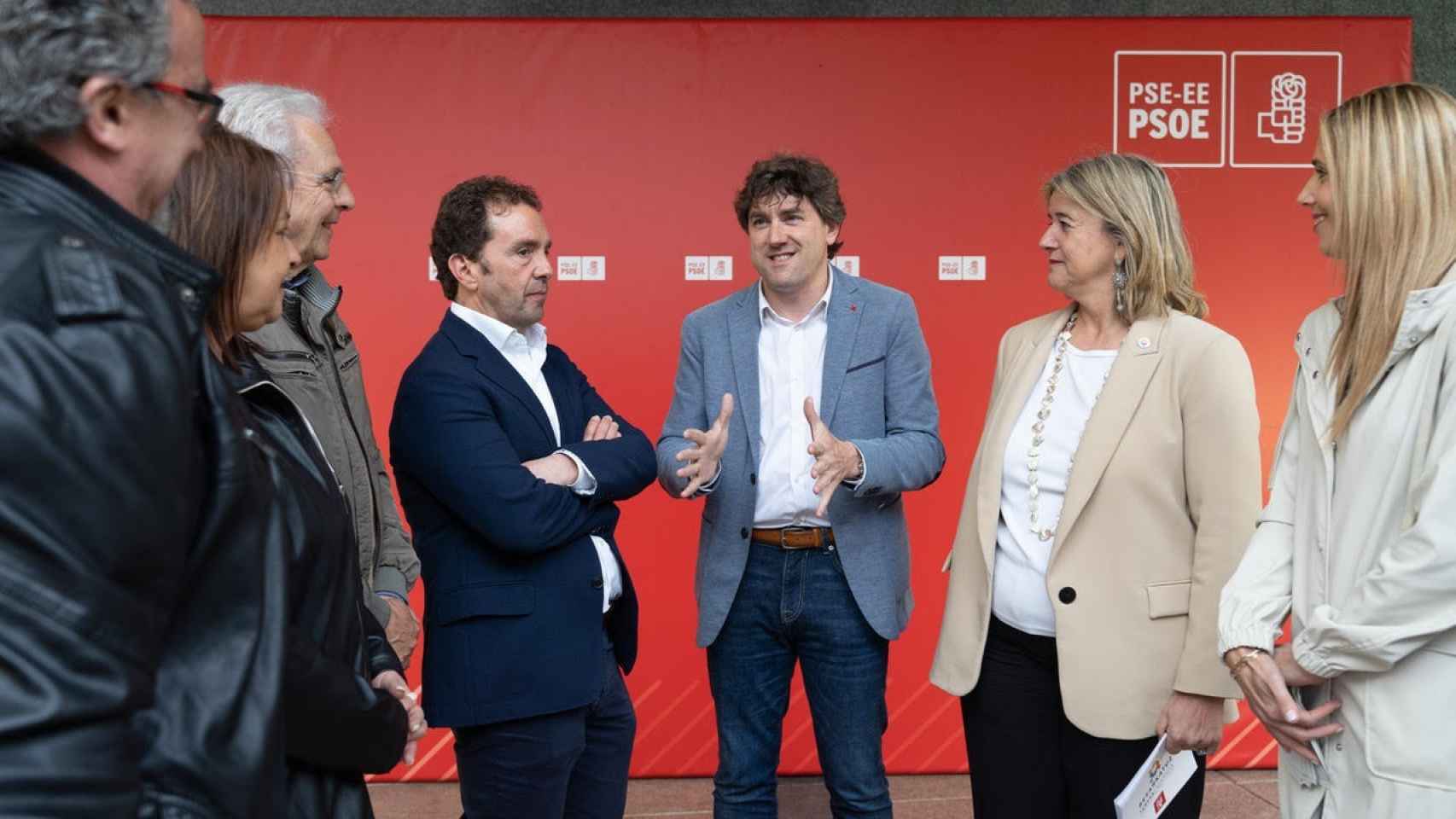 Eneko Andueza, en el acto de presentación de la candidatura en Ermua junto Juan Carlos Abascal, actual alcalde, y Carlos Totorika, a su derecha.