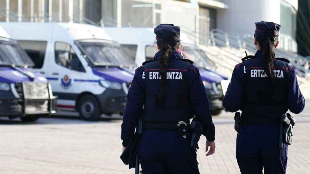 Dos agentes de la Ertzaintza durante un operativo de Seguridad/ IREKIA