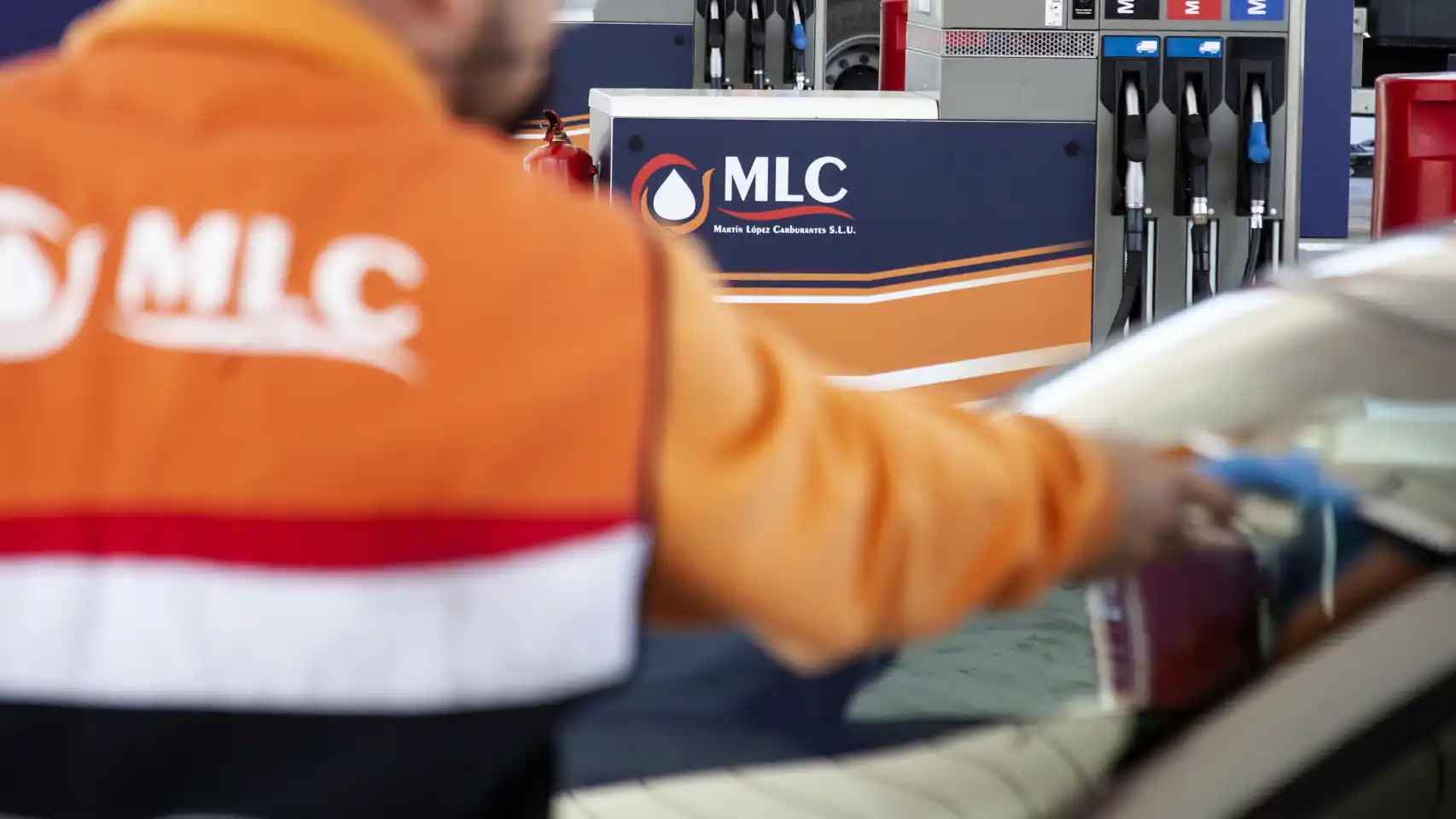 Un trabajador reposta en una de las gasolineras de MLC.