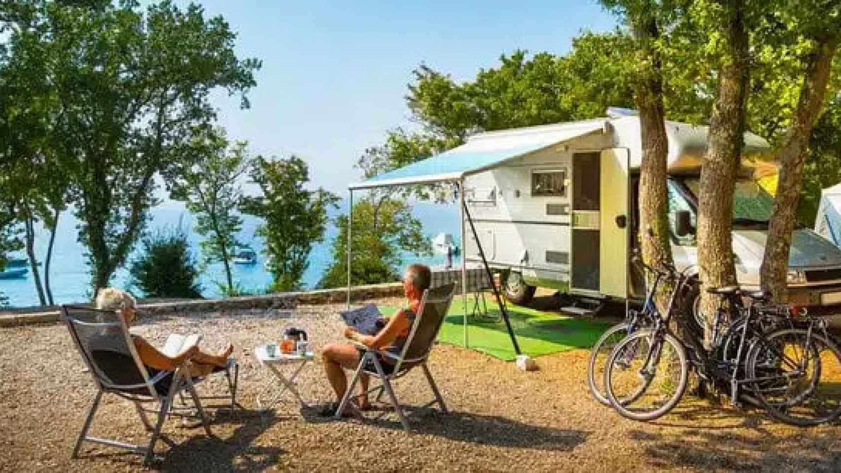 Una pareja disfruta de la tranquilidad en un camping.