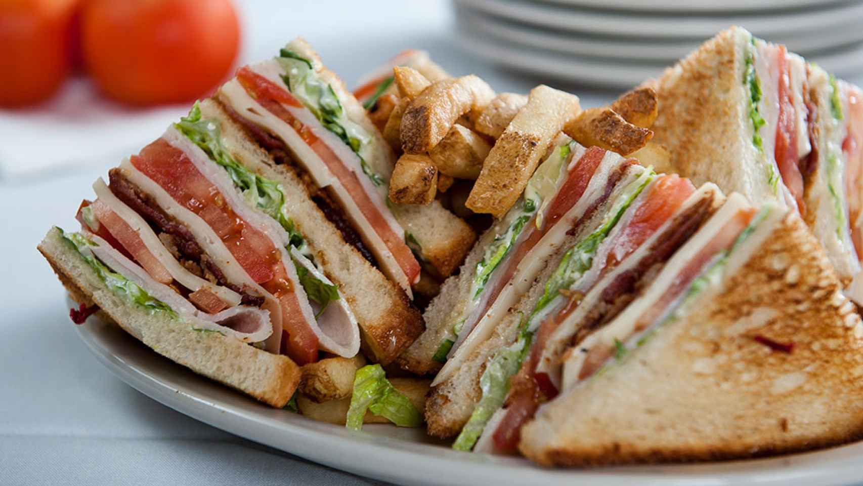 Unos sándwiches con patatas fritas.