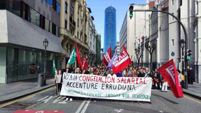 Trabajadores del grupo Accenture prosiguen sus protestas contra la congelación salarial