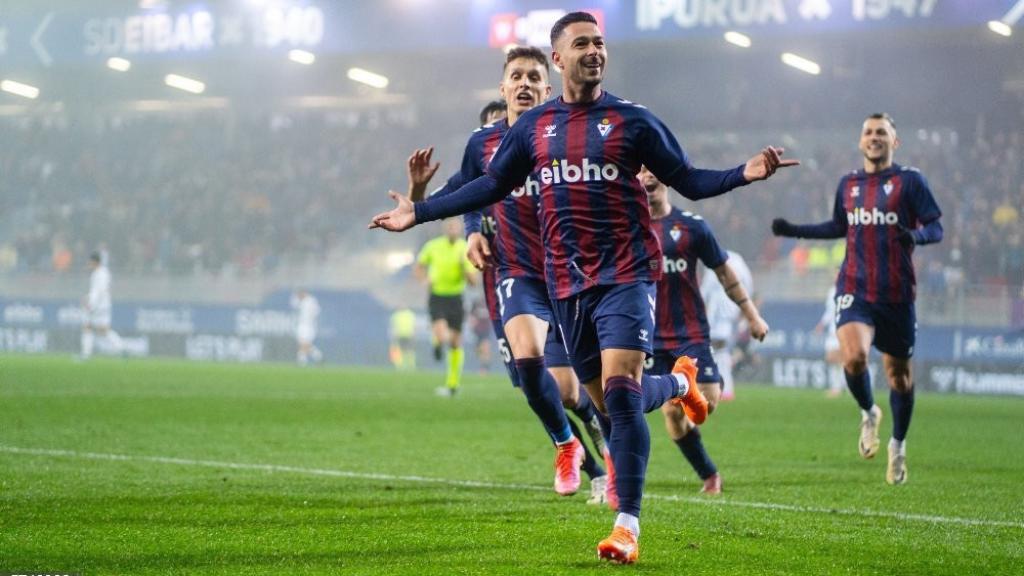 Sergio León, uno de los últimos fichajes del Eibar, anota un gol esta temporada.