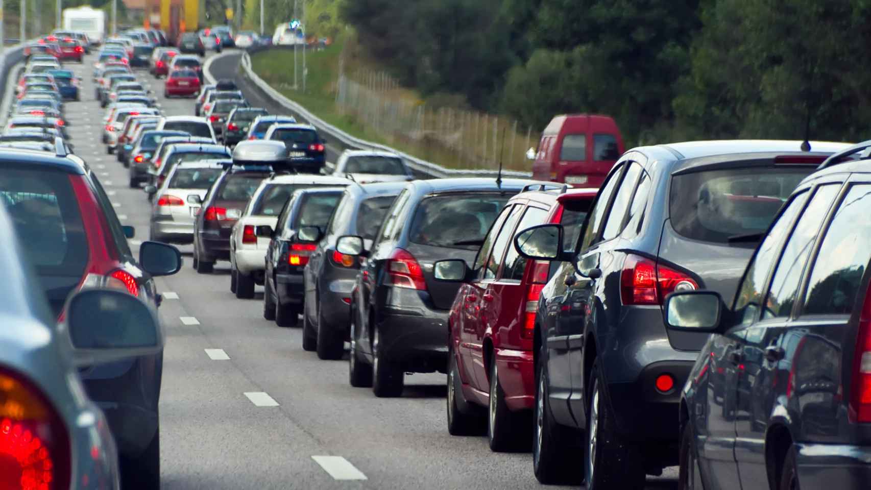 Una fila de coches a la espera de que se solucione un atasco.