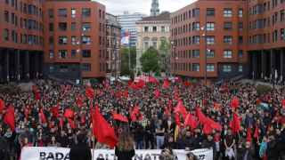 Los jóvenes abertzales críticos con Bildu exhiben músculo "comunista" el Primero de Mayo