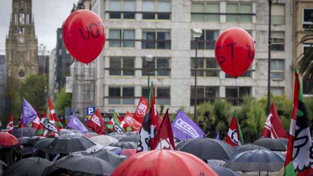Manifestación convocada este miércoles en San Sebastián por UGT y CCOO / JAVIER ETXEZARRETA - EFE